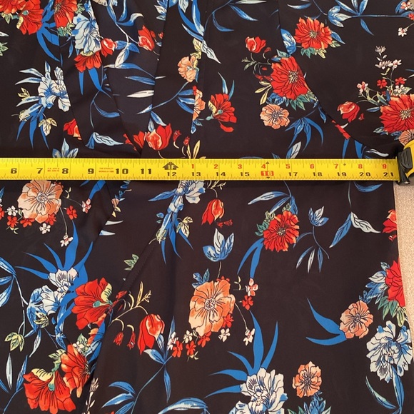 Tahari - Floral semi sheer kimono. size S/M - Picture 7 of 8